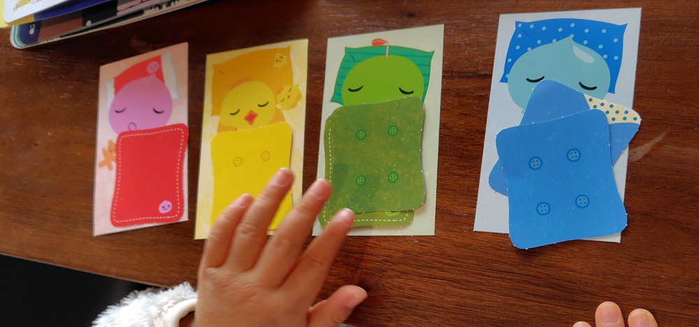 おふとんかけてのカード遊びの写真