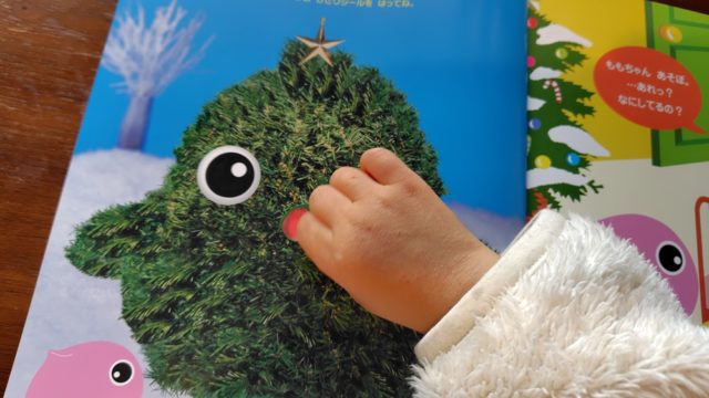 シール貼りの様子写真