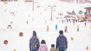 2月、スキー場にたたずむ家族の写真。節分のアイテムが宙を舞っています。