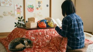 女子が本を読んでいる、節分の読書風景の画像。