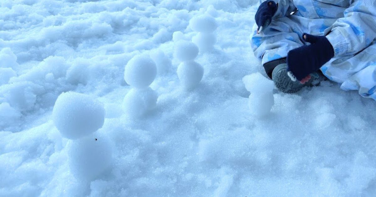 雪だるまを制作している様子の写真。まだまだ増えます